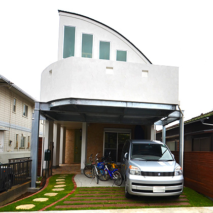 すべり台のある家